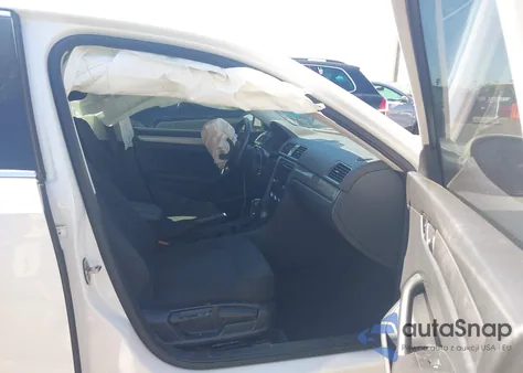 2015 Volkswagen Passat 1.8T Limited Edition/1.8T S/1.8T Wolfsburg Edition z USA, uszkodzony, nr VIN 1VWAS7A31FC114836